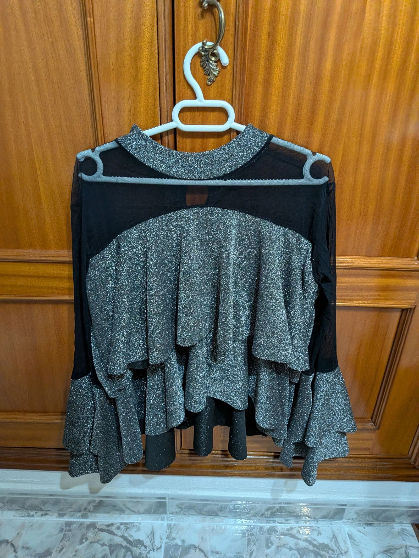 Blusa de volantes brillante 